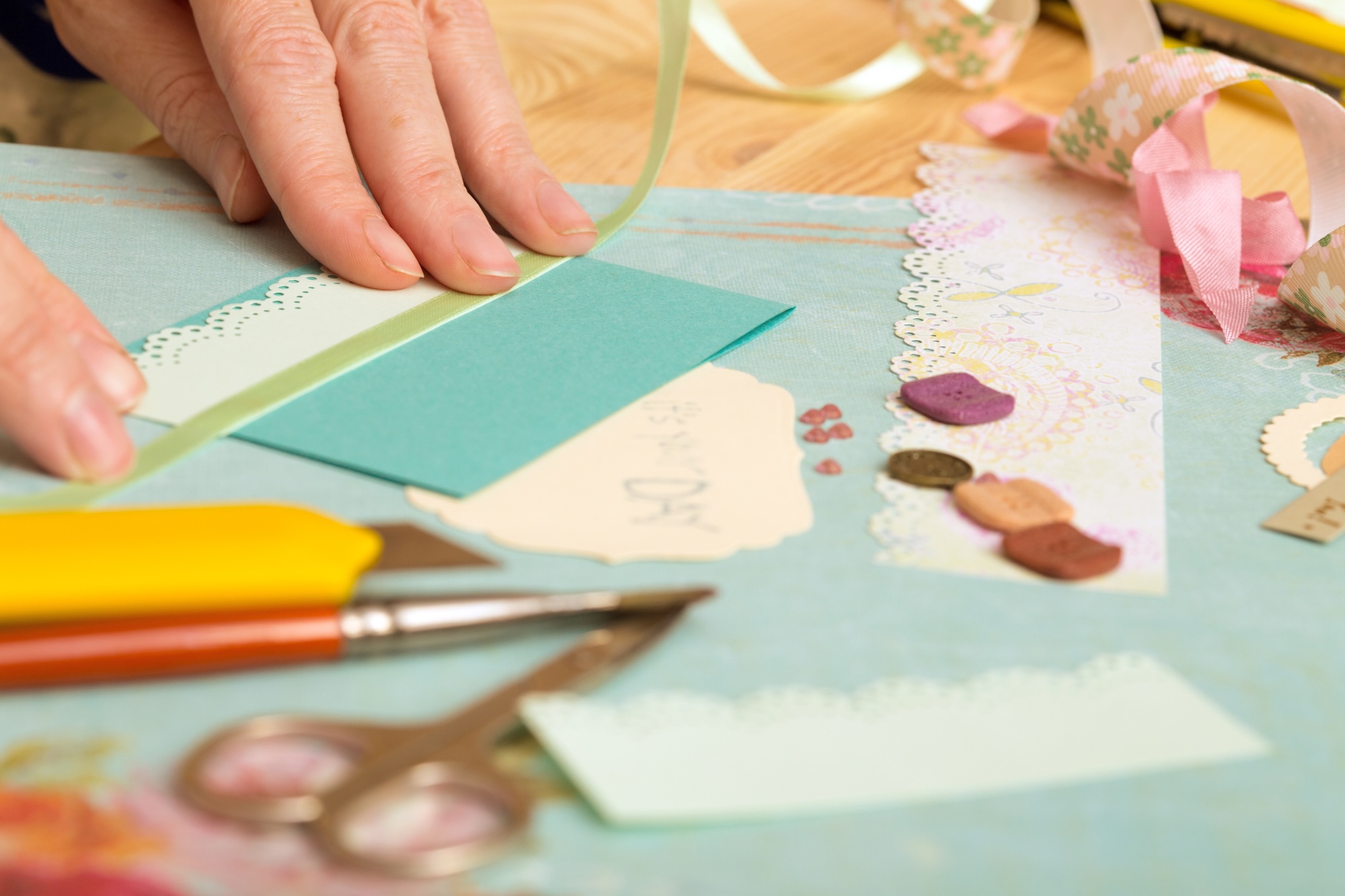 dame som holder på å lage et kort